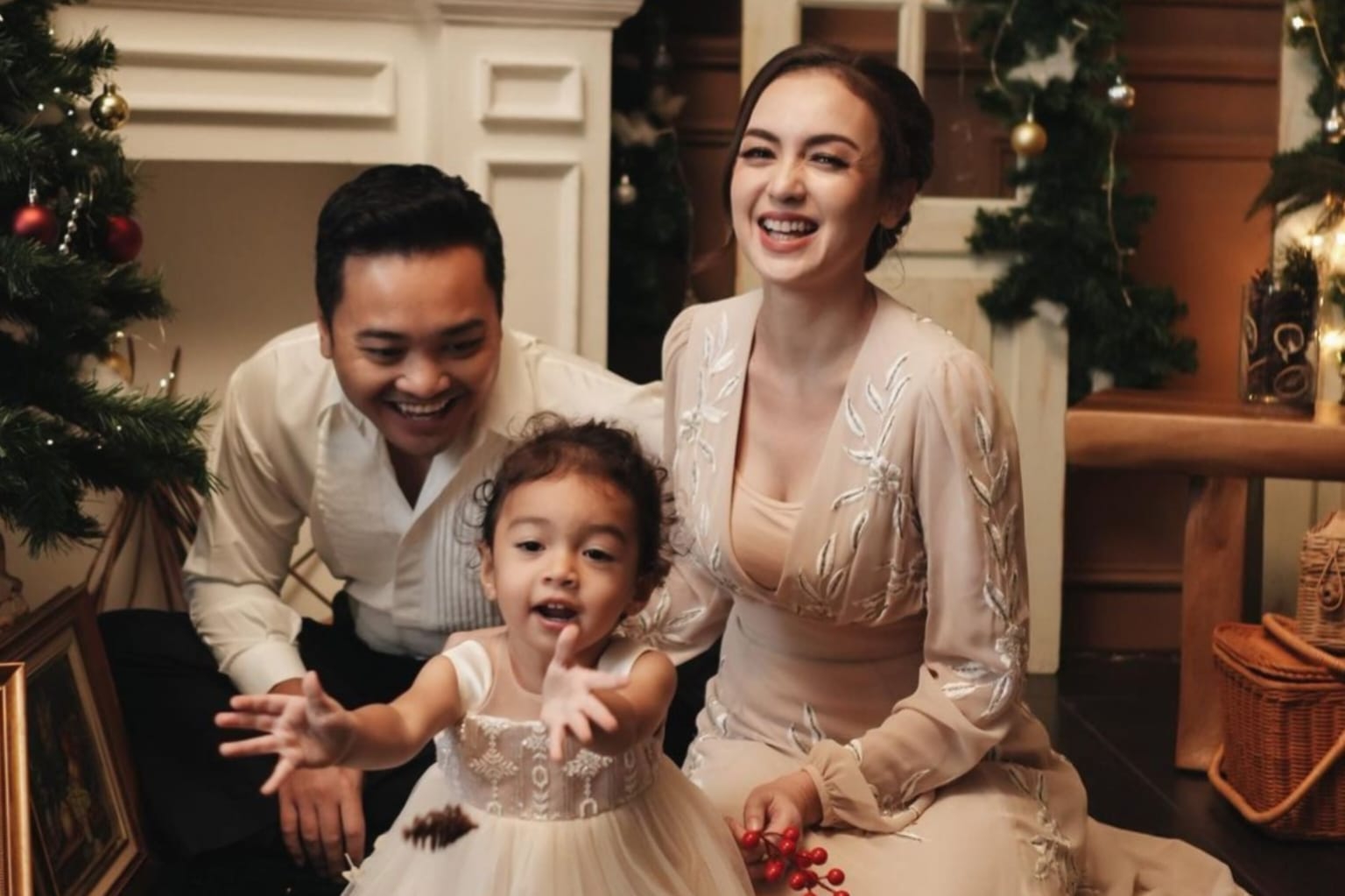 Potret Sukacita Perayaan Natal Para Keluarga Selebriti