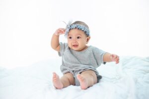 7 Cara Mudah untuk Melatih Bayi Duduk