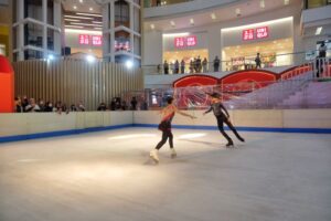 Sambut Natal, Yuk, Ikutan Petualangan Seru Bermain Salju di Ice Rink dan Snow Playground!