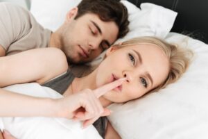 7 Tips Bercinta Tanpa Halangan saat Sekamar dengan Anak