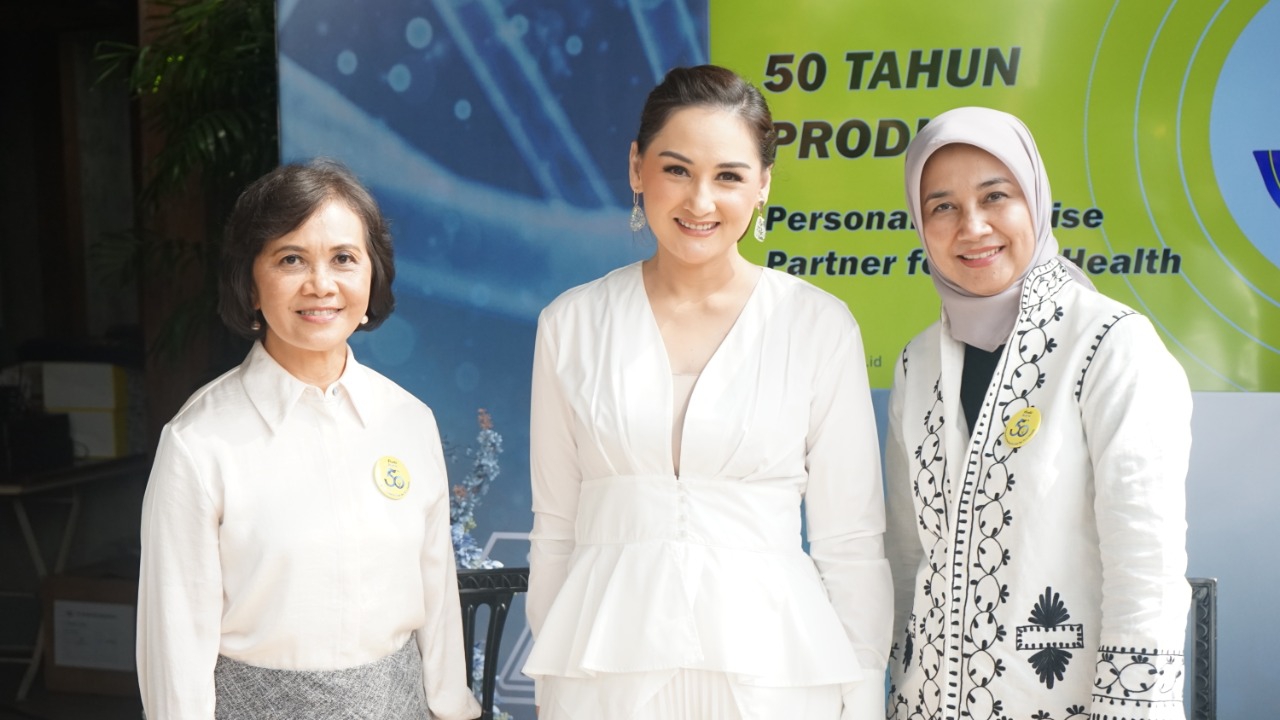 Krusial Tapi Penuh Tantangan, Ini Trik Mona Ratuliu Jaga Kesehatan Keluarga