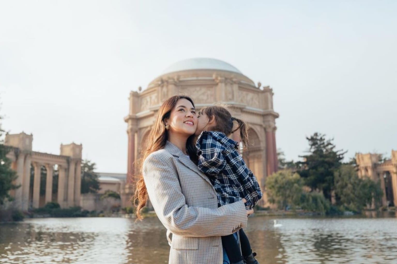 Jaga Privasi, Deretan Selebriti ini Memilih Tak Memperlihatkan Wajah Anak Mereka