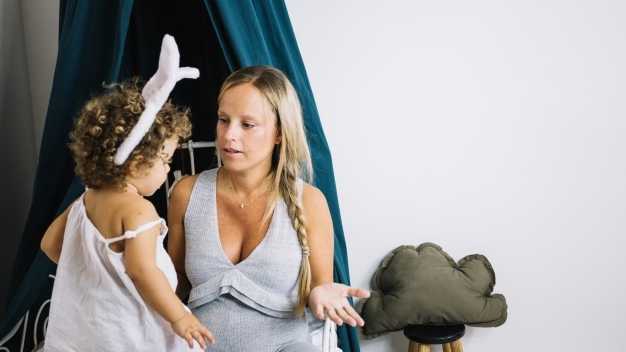 Kebiasaan yang Harus Dihilangkan saat Berbicara dengan Balita