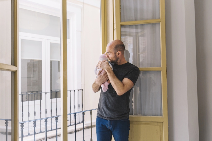 Awas, Bayi Bisa Kena Pneumonia dari Asap Rokok yang Menempel di Baju Orang Tuanya