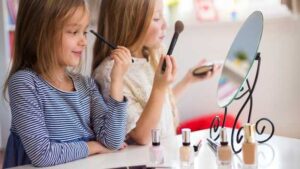Yang Harus Diperhatikan Orang Tua saat Anak Mulai Pakai Makeup