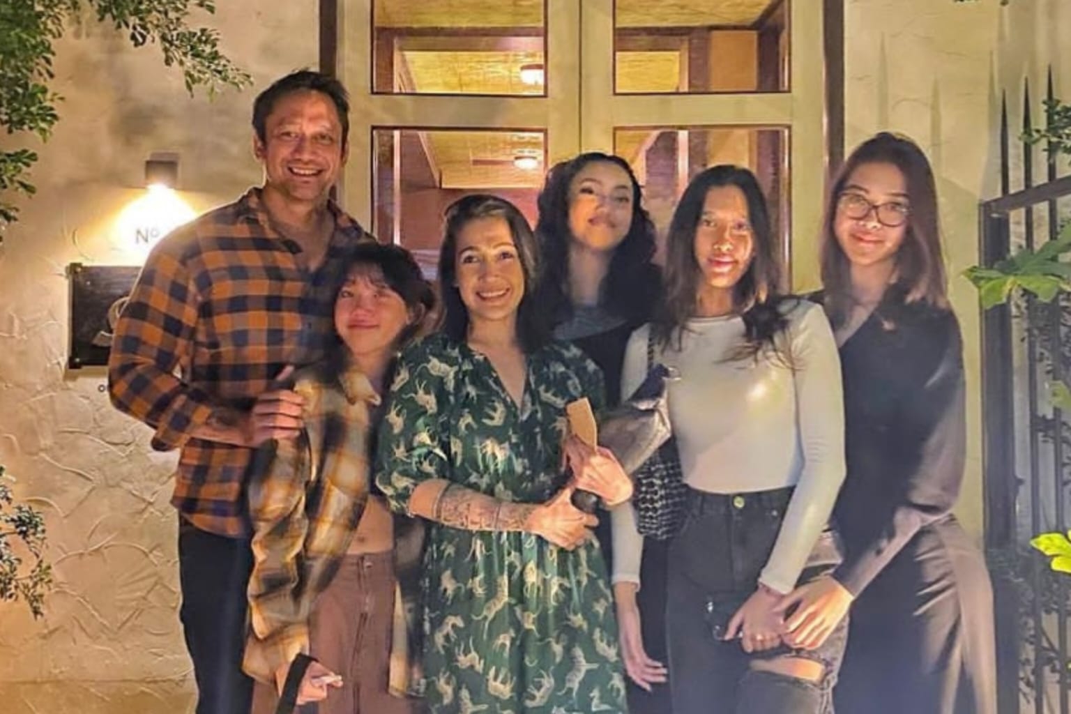 Paling Ganteng Sendiri di Keluarga, Celebrity Dads Ini Punya Anak Perempuan Semua