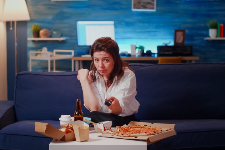 7 Alasan Makan Sambil Menonton Tidak Baik untuk Kesehatan