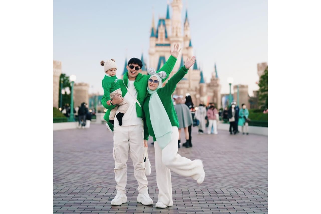 Dinda Hauw dan Rey Mbayang liburan