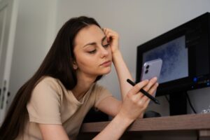 Ciri-ciri Mata Terkena Radiasi HP dan Cara Mengatasinya