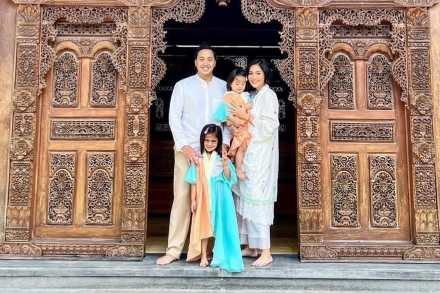 Lebaran keluarga Caca Tengker dan Barry Tamin