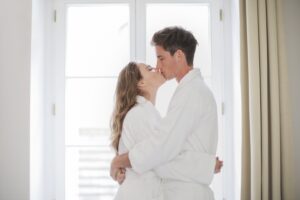Bisa Langsung Dipraktikkan, Ini 8 Tips Menguasai French Kiss yang Romantis