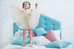 Balita Hobi Loncat-loncatan, Ini Cara Mengatasinya, Moms