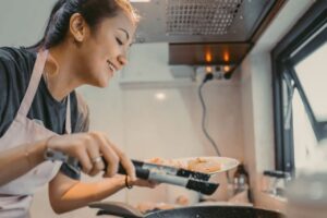 Jadi Koki di Rumah, Ini Deretan Artis yang Suka Masak