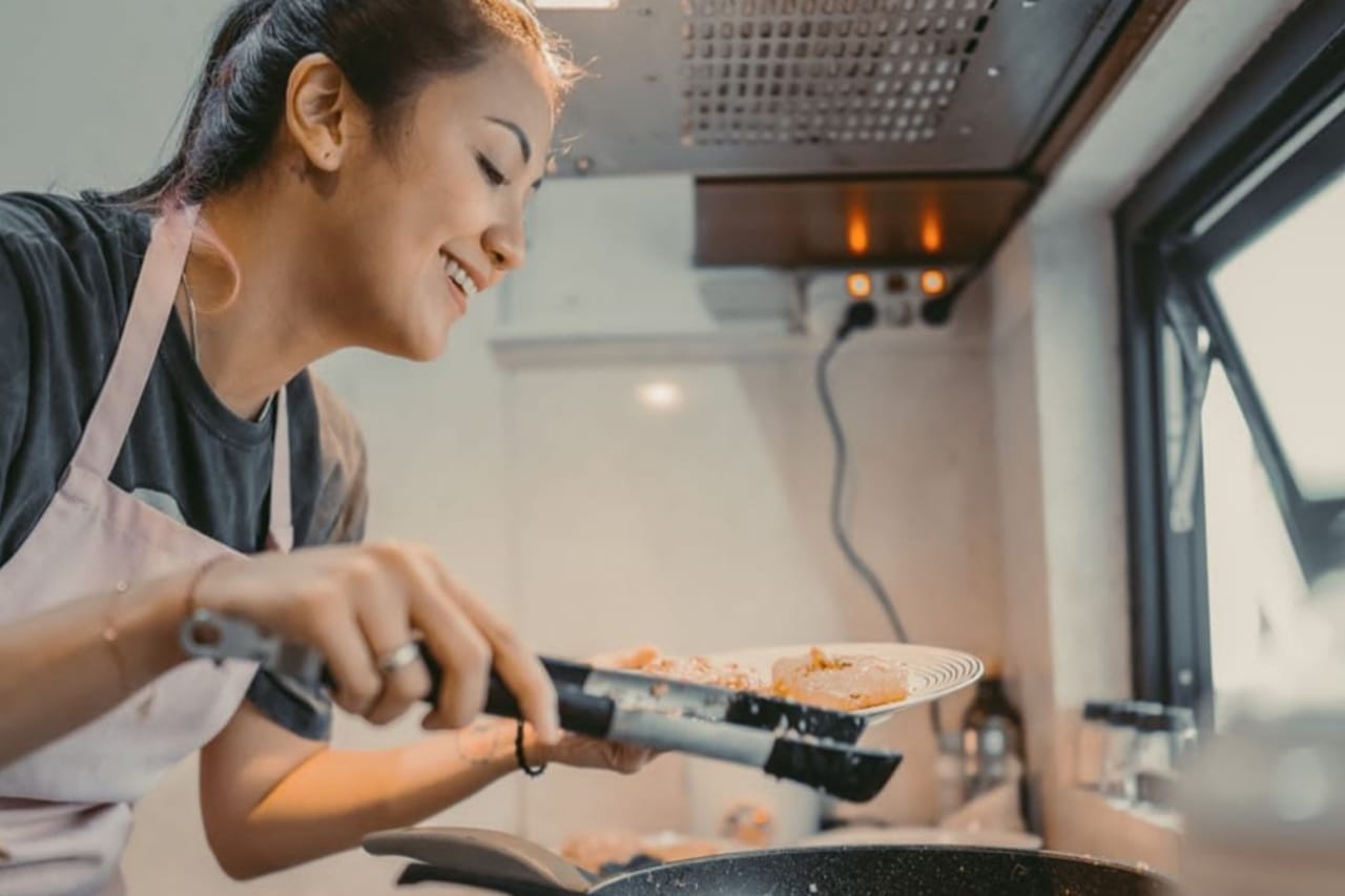 Jadi Koki di Rumah, Ini Deretan Artis yang Suka Masak