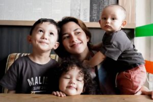 Potret Kebersamaan Dahlia Poland dengan Anak-anaknya