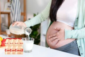 Ibu Hamil Minum Yakult, Aman Enggak, Sih?