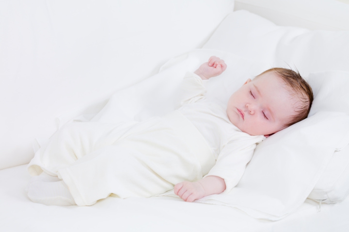 Ini Manfaat dan Risiko Bayi Tidur dengan Bantal Bayi