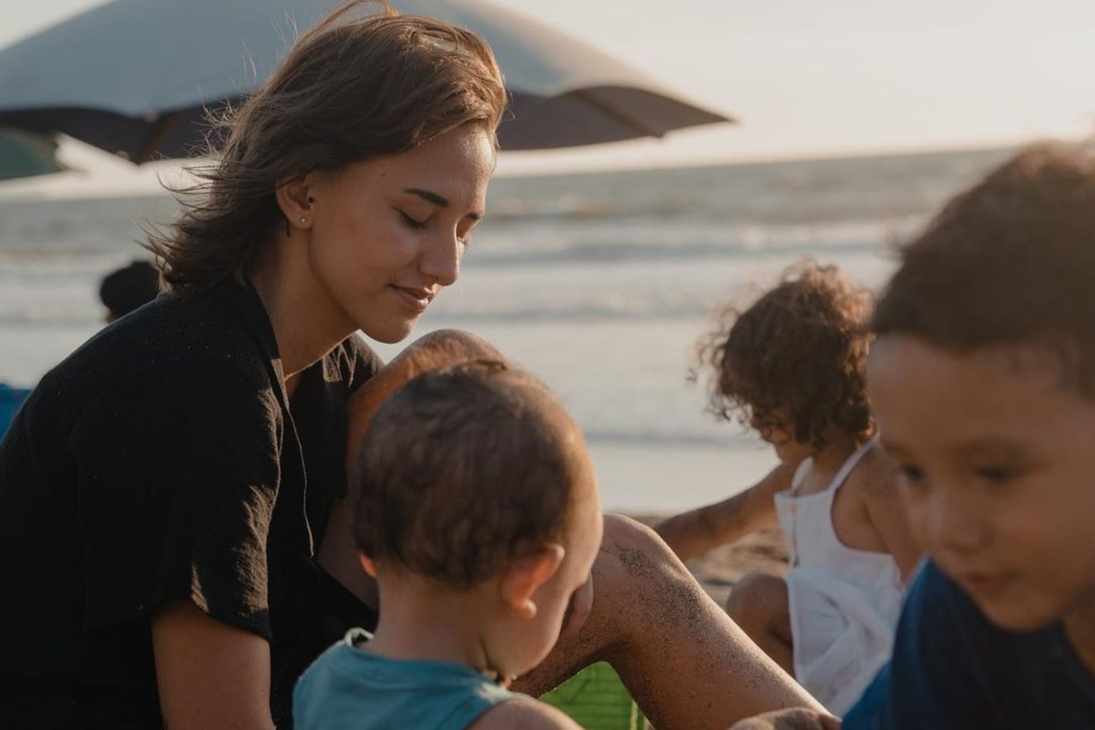 Kedekatan Dahlia Poland dengan anak-anaknya