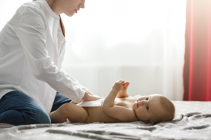 Tinja Bayi Berwarna Putih, Normalkah dan Apa Penyebabnya?