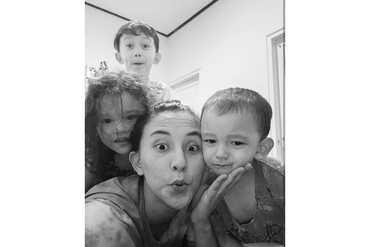 Dahlia Poland dengan putra putrinya