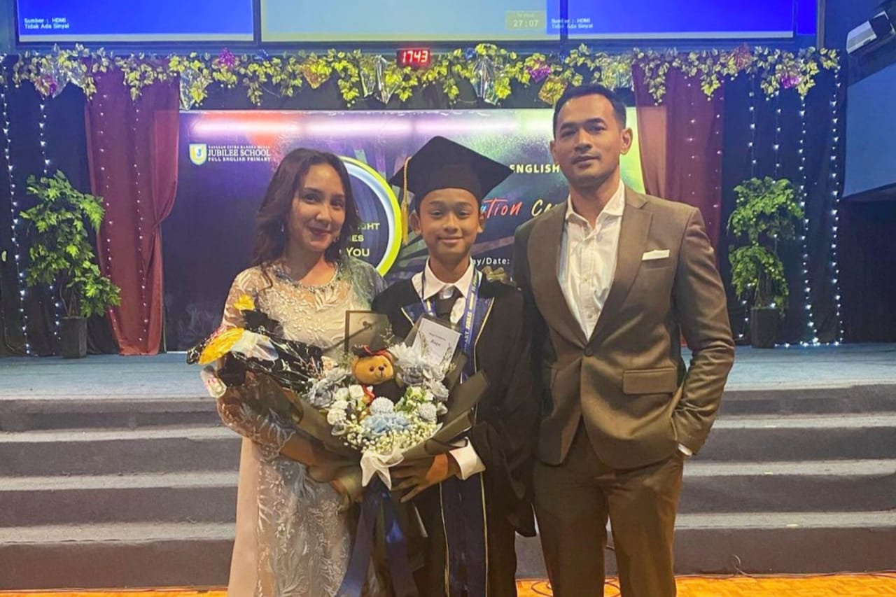 Oka Antara hadir di Acara Kelulusan Sekolah Anak