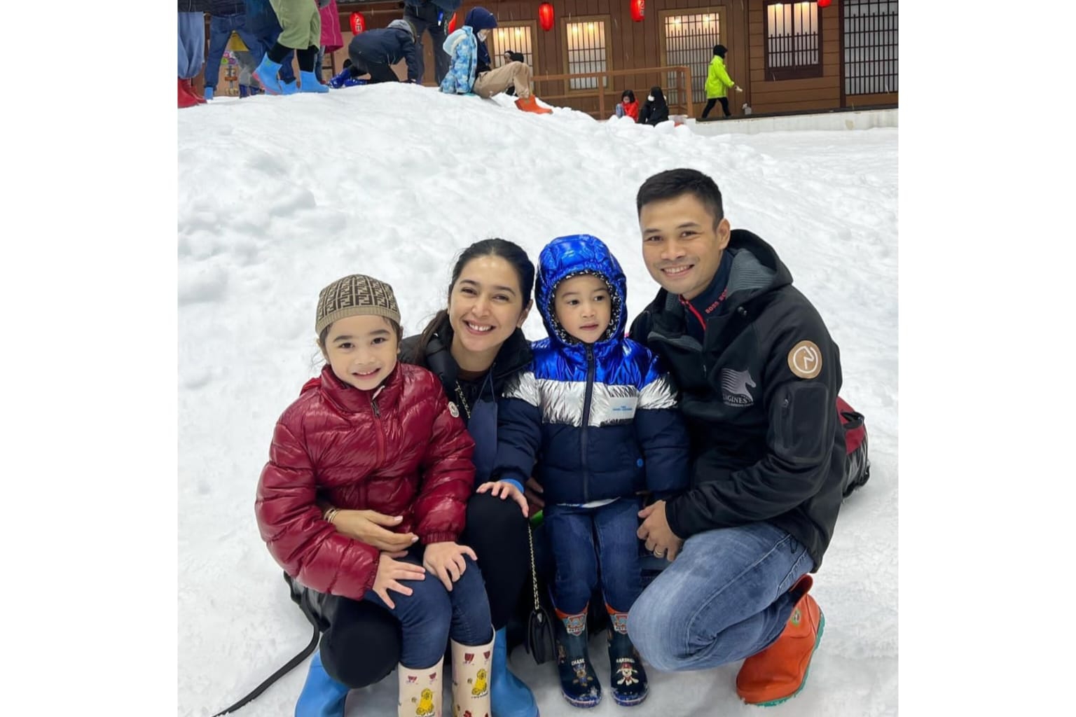 Keluarga Nabila Syakieb bermain salju
