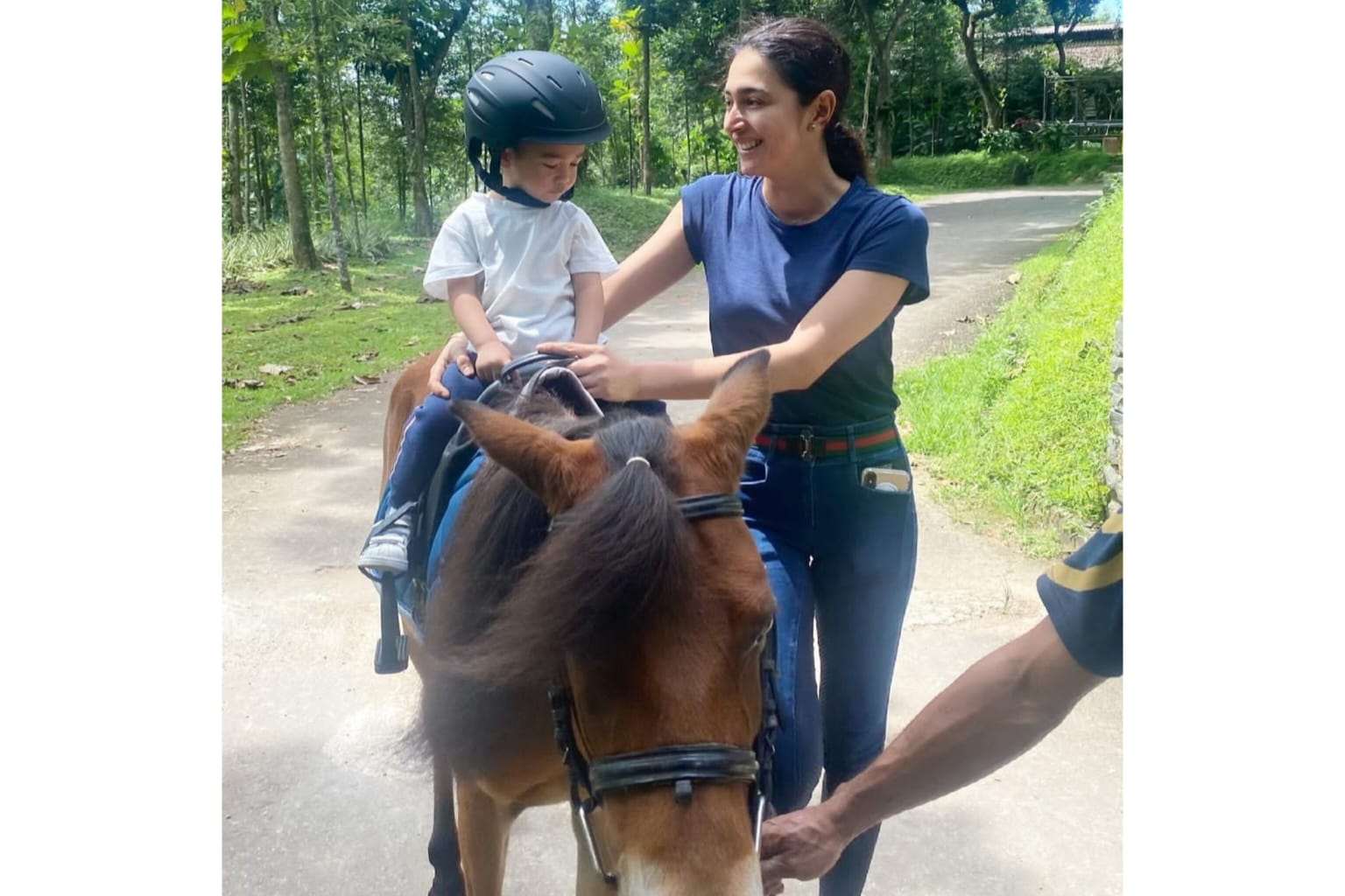 Nabila Syakieb menemani anak laki-lakinya berkuda