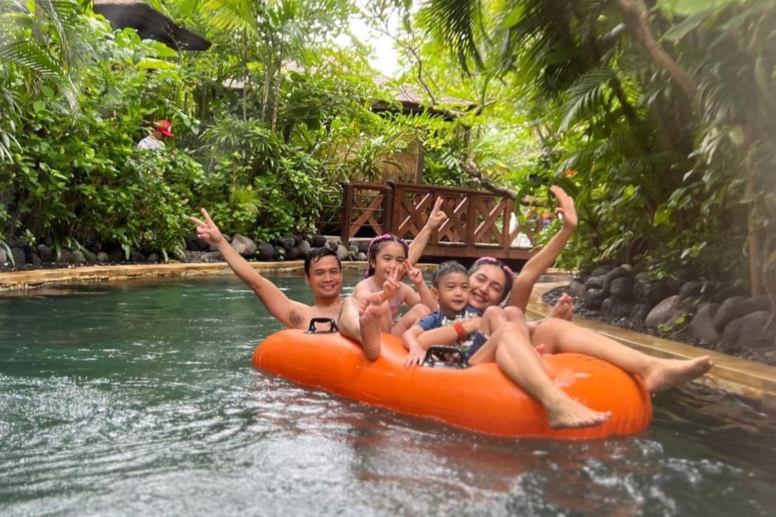 Nabila Syakieb berenang dengan keluarga