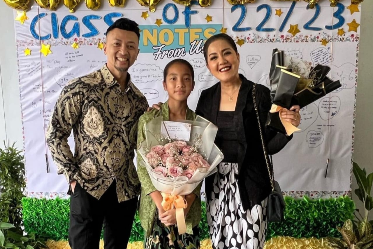 Ivy Batuta hadir di Acara Kelulusan Sekolah Anak