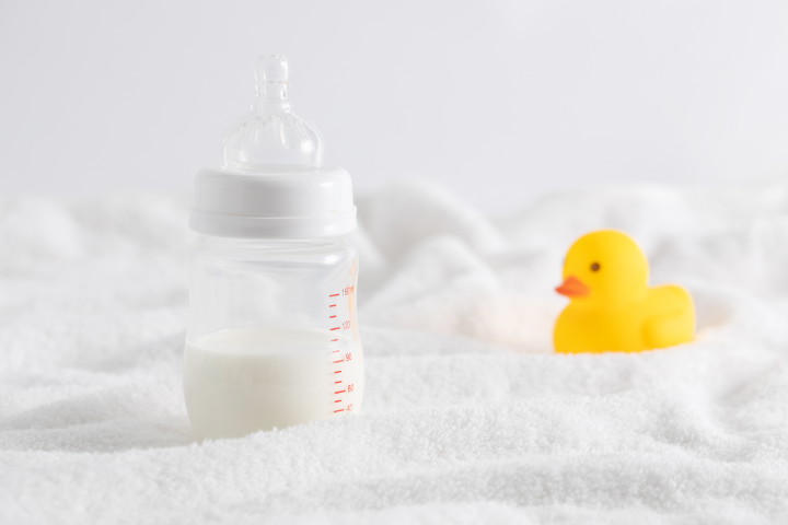Perhatikan, Moms! Ini Tanda Bayi Tidak Cocok Minum Susu Formula