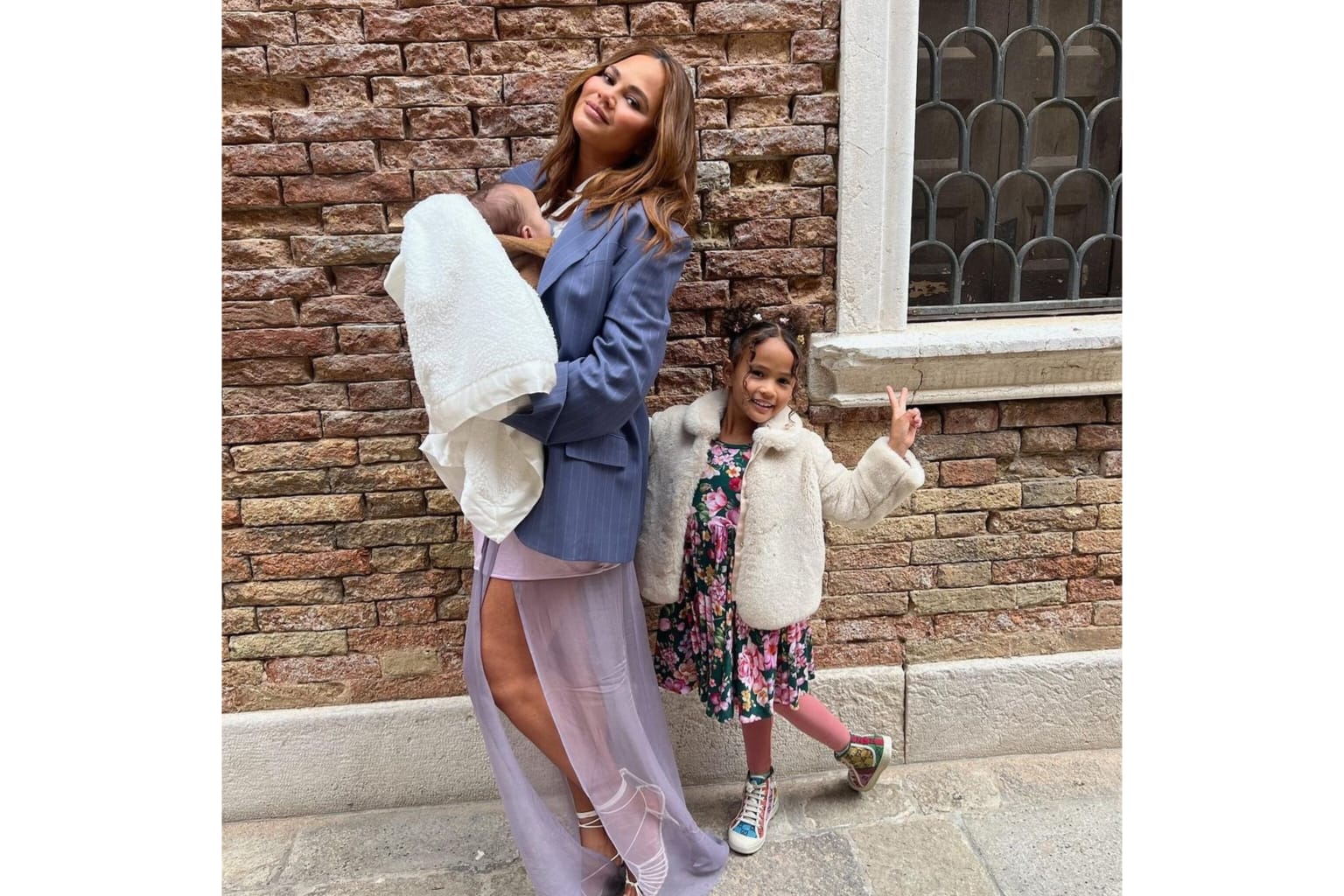 Chrissy Teigen dan Anaknya