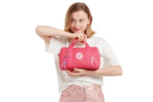Kerja sama dengan Barbie, Kipling Hadirkan Keseruan Fashion Musim Panas