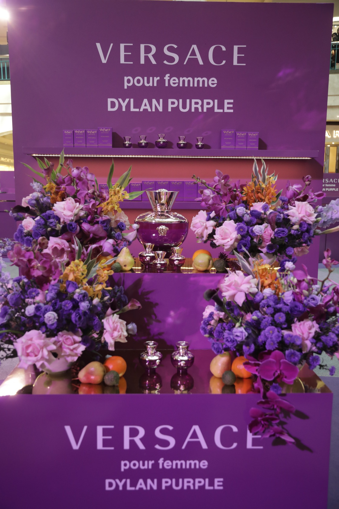 Siarkan keharuman musim panas tanpa batas, VERSACE Dylan Purple ajak aktor Thailand, Pond Naravit, ke Indonesia.