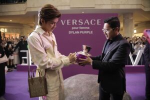 VERSACE Dylan Purple Hadirkan Pond Naravit ke Indonesia