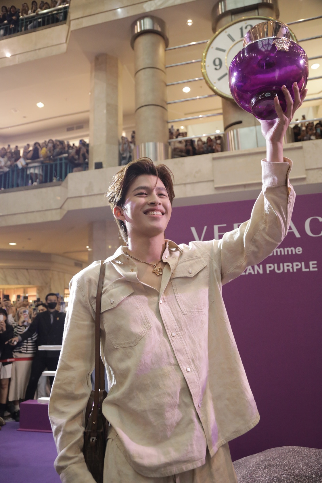 Siarkan keharuman musim panas tanpa batas, VERSACE Dylan Purple ajak aktor Thailand, Pond Naravit, ke Indonesia.