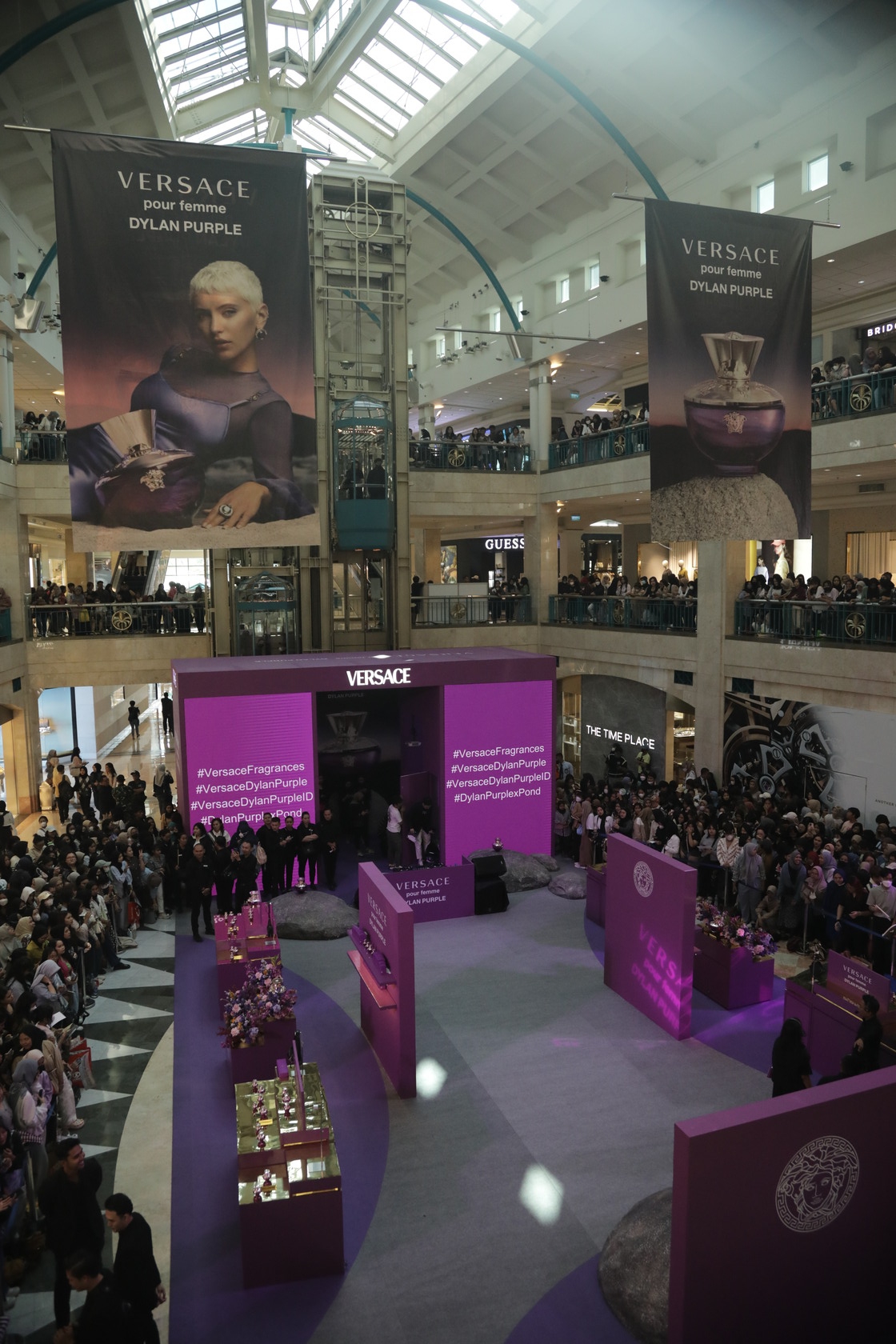 Siarkan keharuman musim panas tanpa batas, VERSACE Dylan Purple ajak aktor Thailand, Pond Naravit, ke Indonesia.