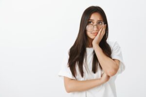 10 Penyebab Rambut Berminyak, dari Masalah Hormon Sampai Jarang Ganti Sarung Bantal