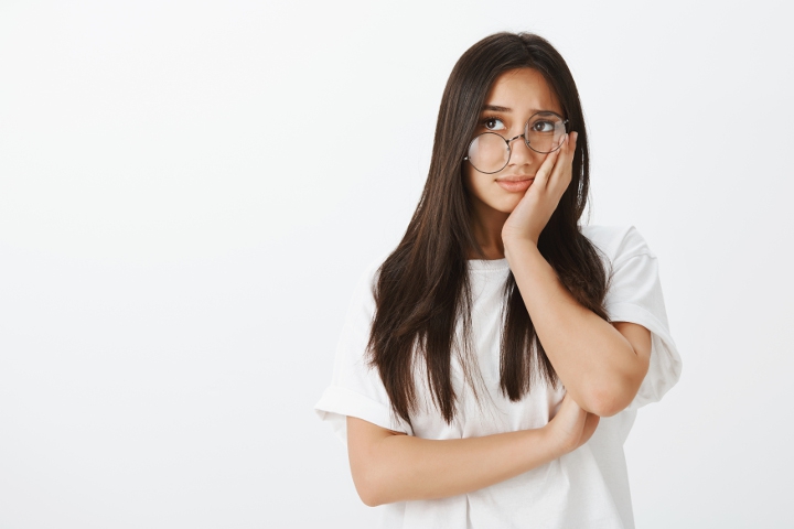 10 Penyebab Rambut Berminyak, dari Masalah Hormon Sampai Jarang Ganti Sarung Bantal